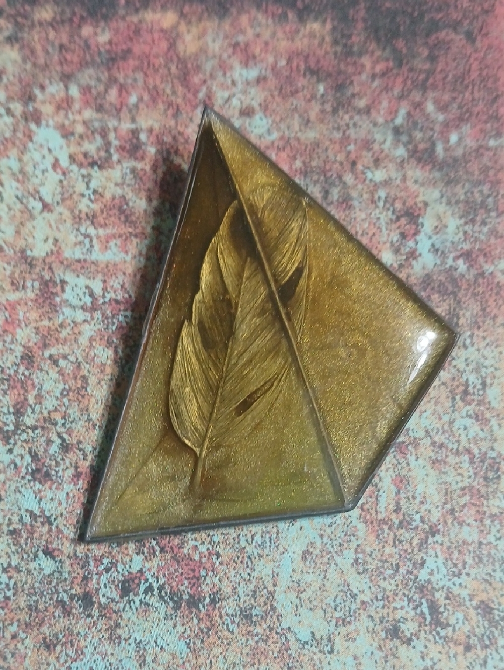 VINTAGE-GOLD TONE BROOCH.